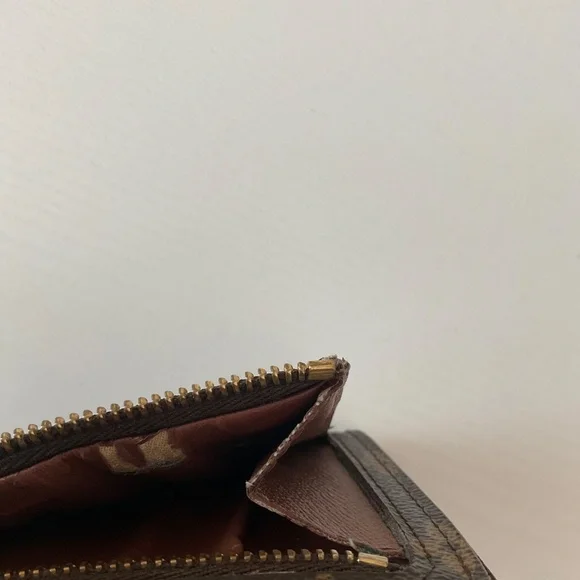 Louis Vuitton Wallet with gold bucket closure - Picture 3 of 8